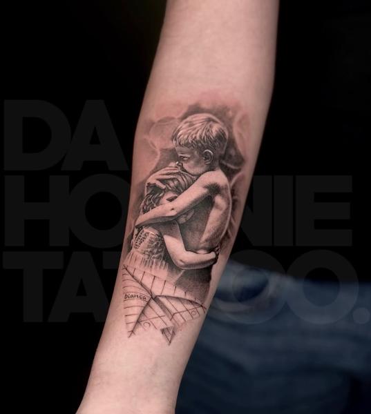 Realism child embrace tattoo by @dahoonietattoo