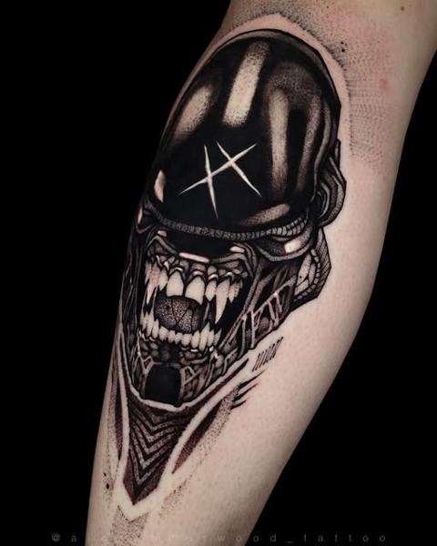 Blackwork alien creature tattoo by @alexunderwood_tattoo