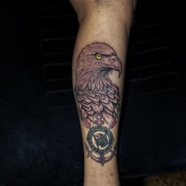 Illustrative eagle head emblem tattoo by @christinis_inkaholic