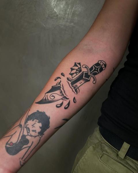 Traditional broken dagger tattoo by @antzas.ttt