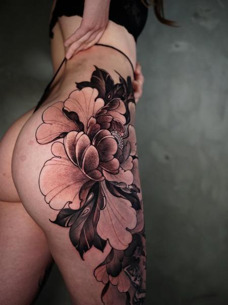 Illustrative blackwork floral peony tattoo by @cappellini_ink