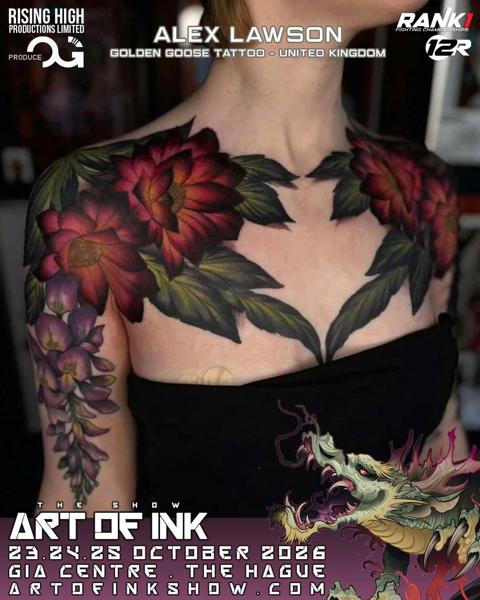 Realism floral shoulder tattoo by @al_xlatattoos