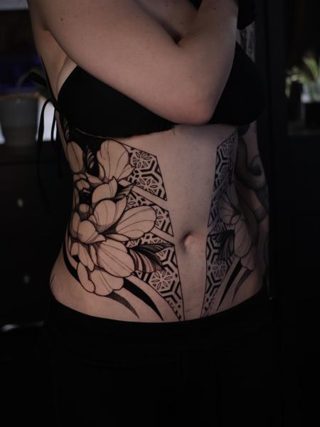 Blackwork floral geometric tattoo by @nero.prenta