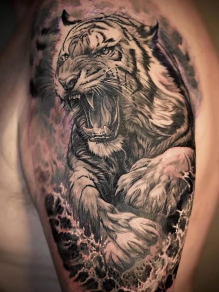 Realism roaring tiger tattoo by @alexsanto_tattoos