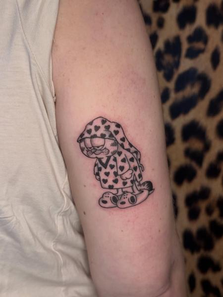 Fine line cartoon cat tattoo by @aliceneedstattoos