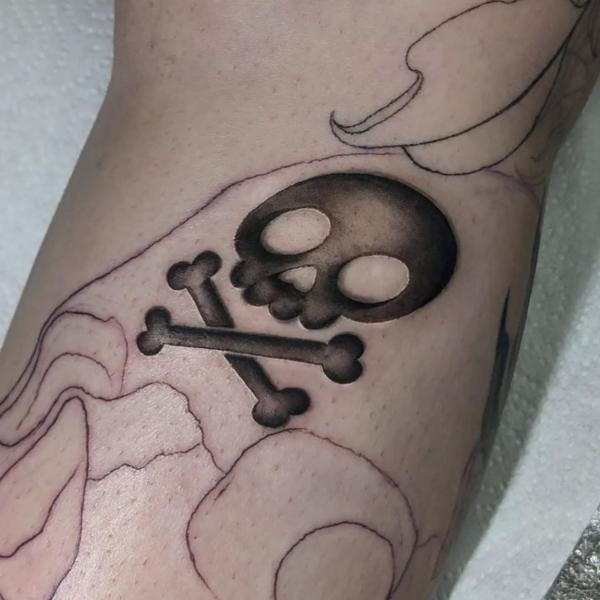 Blackwork skull and crossbones tattoo by @amberleena_tattoos