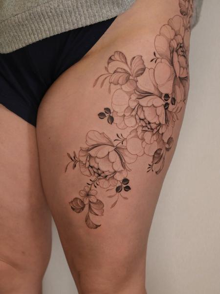 Fine line floral design tattoo by @amybillingtattoo