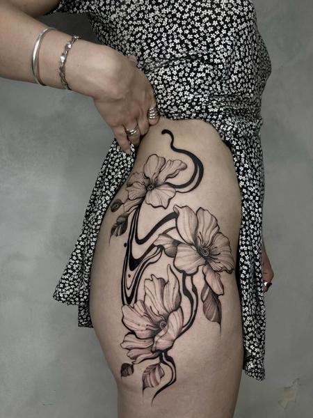Blackwork floral design tattoo by @sitsan.barcodetattoo