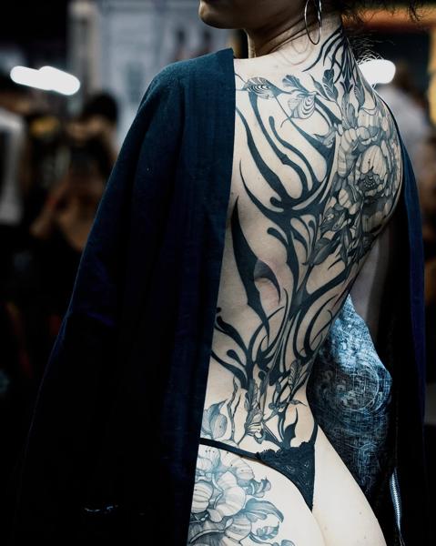 Blackwork floral backpiece tattoo by @sitsan.barcodetattoo