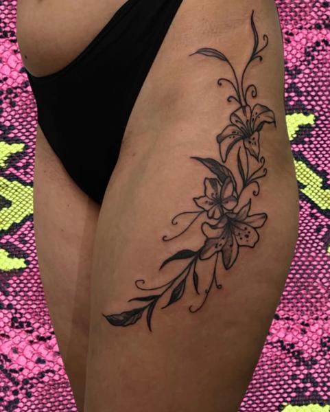 Illustrative floral vine tattoo by @andyyy_ts