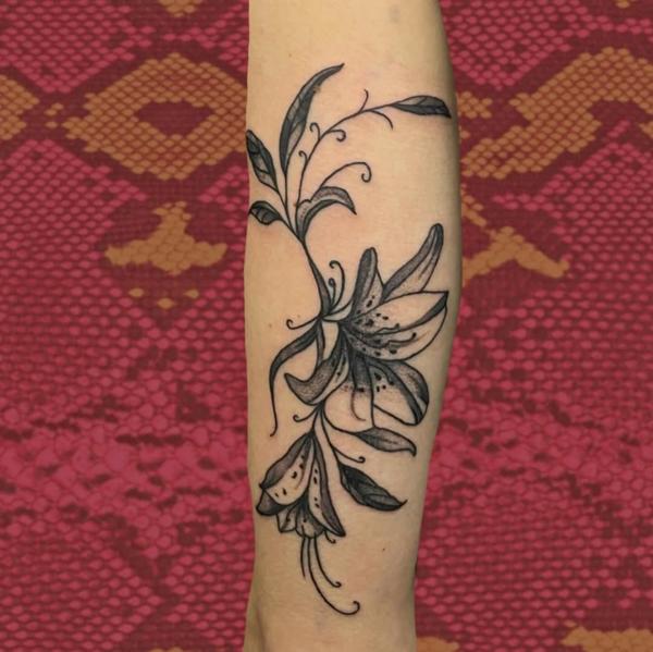 Illustrative blackwork floral lilies tattoo by @andyyy_ts