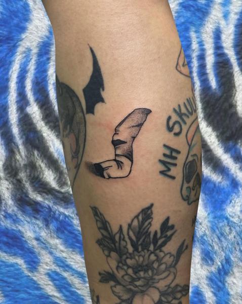 Abstract blackwork abstract form tattoo by @andyyy_ts