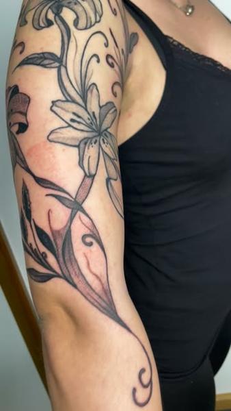 Illustrative floral floral vine tattoo by @andyyy_ts