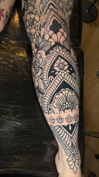 Blackwork ornamental ornamental floral tattoo by @angelaltilar_tattoo