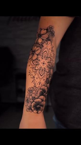 Blackwork floral mandala tattoo by @anna_tattooss