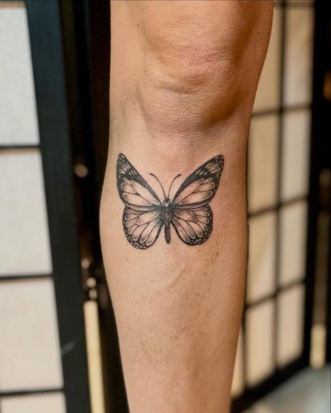 Blackwork detailed butterfly tattoo by @fresh.ink.anna