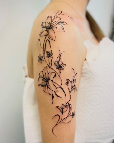 Illustrative floral vine tattoo by @fresh.ink.anna