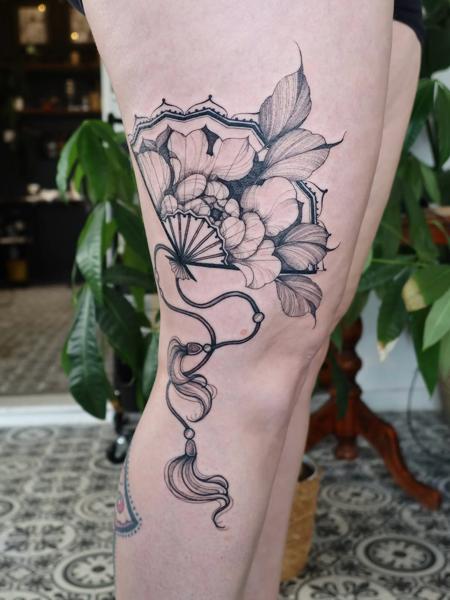 Illustrative floral fan tattoo by @ariannamcgradytattoo