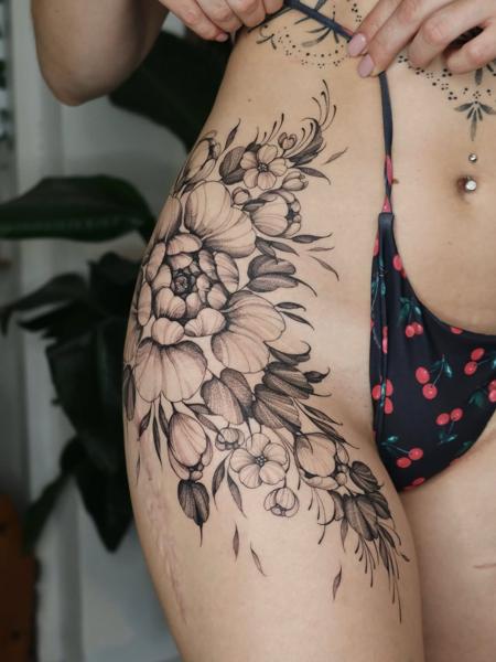 Fine line botanical floral cluster tattoo by @ariannamcgradytattoo
