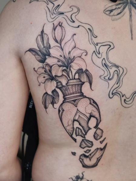 Blackwork shattered vase lilies tattoo by @ariannamcgradytattoo