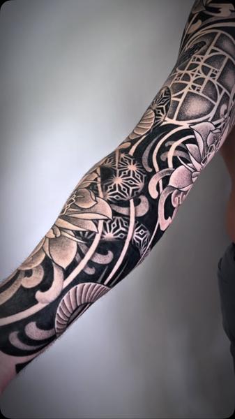 Blackwork geometric floral tattoo by @ariesrhysing