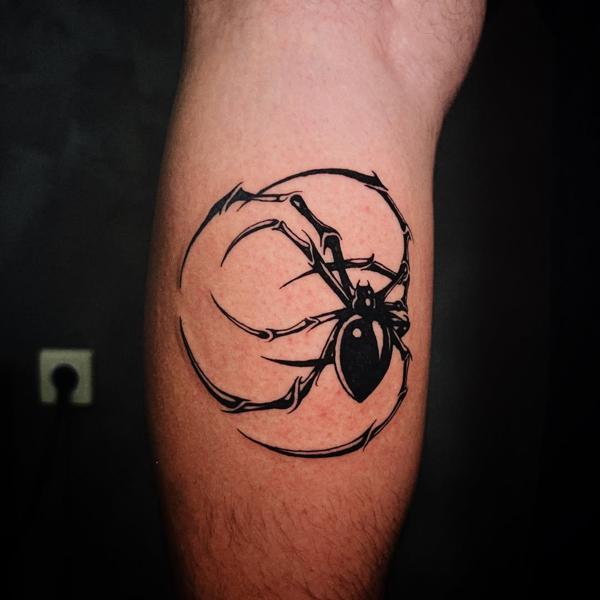 Blackwork spider tattoo by @lil_doublex