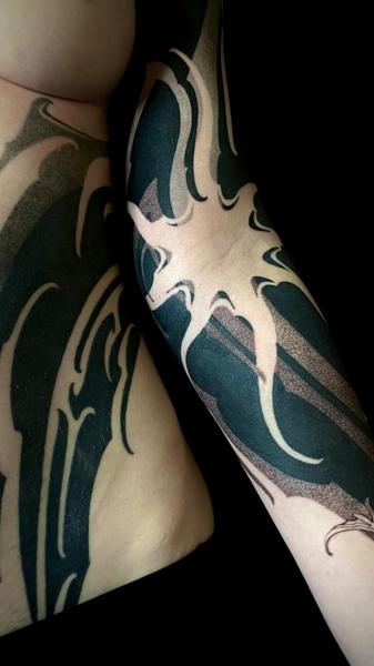 Blackwork abstract design tattoo by @axana.elektra.tattoo