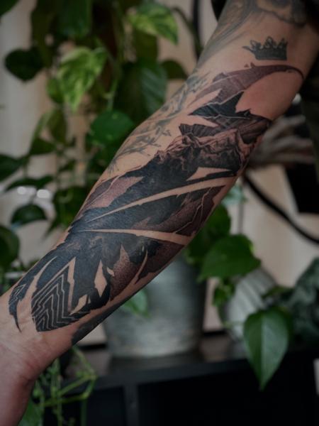 Blackwork feather tattoo by @axana.elektra.tattoo
