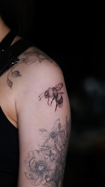 Realism bee tattoo by @azramatitattoo