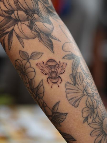 Fine Line bee tattoo by @azramatitattoo