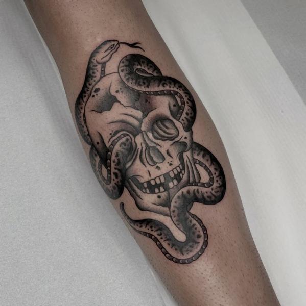 Blackwork skull snake tattoo by @batter_tattooer