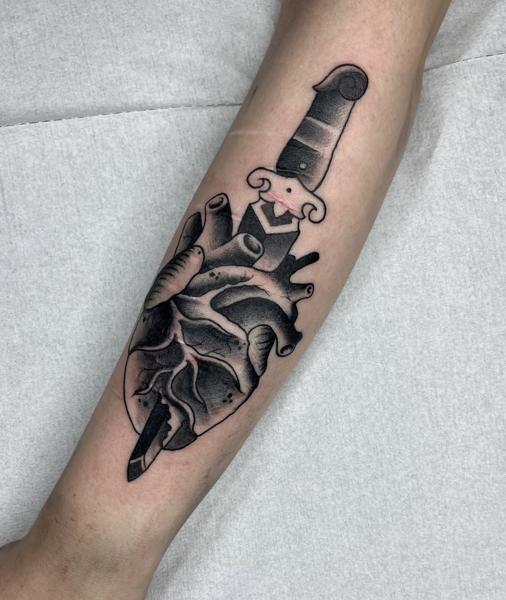 Illustrative dagger heart tattoo by @batter_tattooer