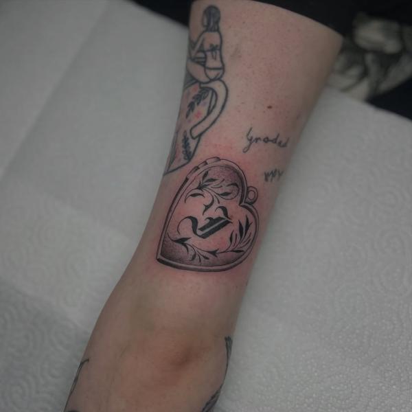 Blackwork heart locket tattoo by @bec_tattoo