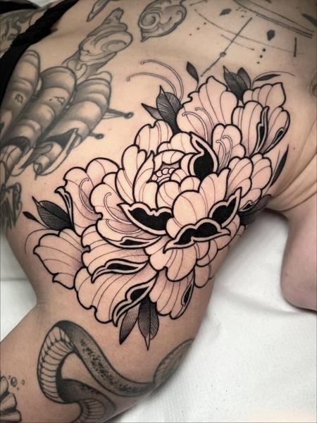 Traditional floral design tattoo by @bemuti_tattoos