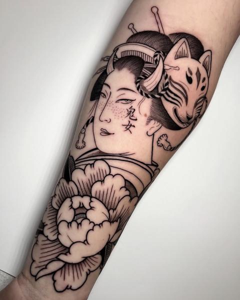 Japanese geisha with fox mask tattoo by @bemuti_tattoos