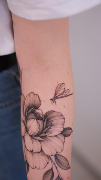 Fine Line floral insect tattoo by @betstattoo