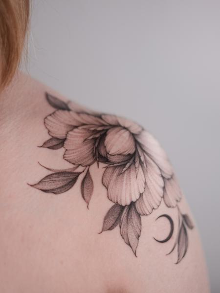 Fine Line floral design tattoo by @betstattoo