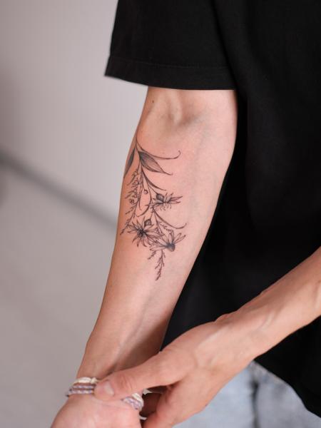 Fine Line floral design tattoo by @betstattoo