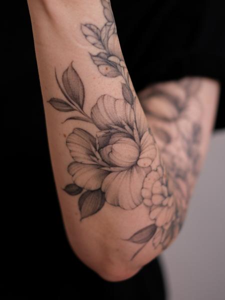 Blackwork floral design tattoo by @betstattoo