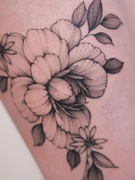 Blackwork floral design tattoo by @betstattoo