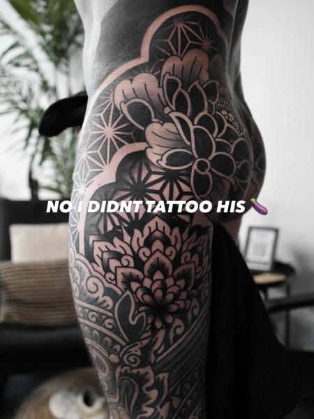 Blackwork geometric floral tattoo by @bintt