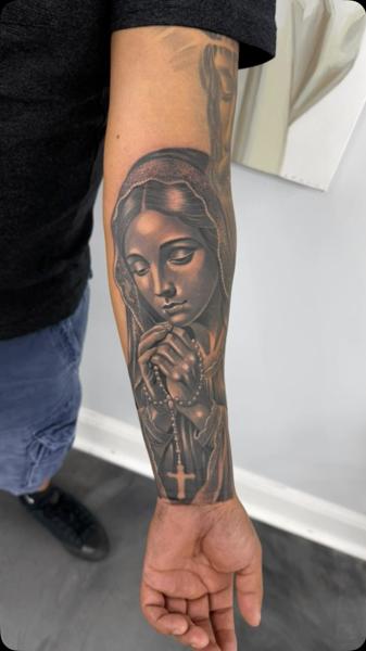 Realism praying woman tattoo by @bluedevilsink