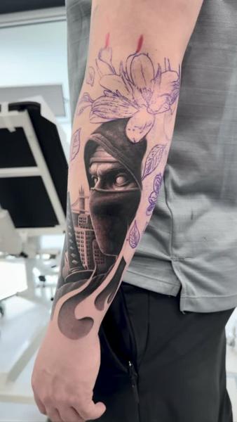 Realism ninja with cityscape tattoo by @cagriesk