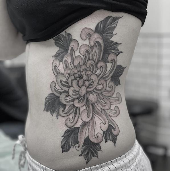 Blackwork chrysanthemum tattoo by @carlobzn