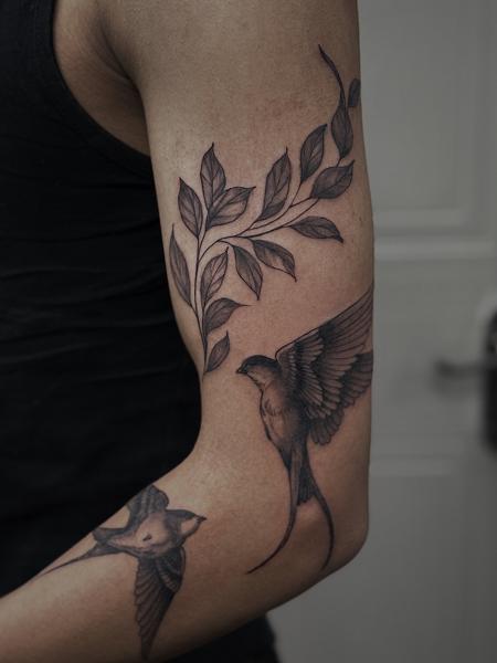 Realism birds and leaves tattoo by @carlobzn