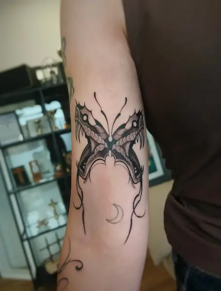 Blackwork abstract creature tattoo by @skibber_tattoo