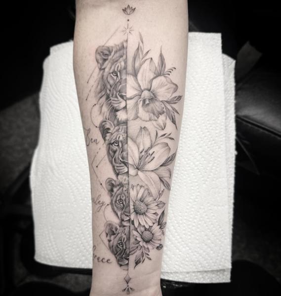 Fine line realism split lion floral tattoo by @chazappletattoo