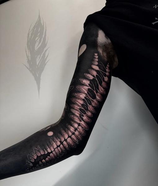 Blackout flesh scales tattoo by @charliegatestattoo