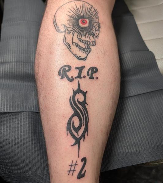 Blackwork skull and text tattoo by @cheyenne_hertz_tattoos