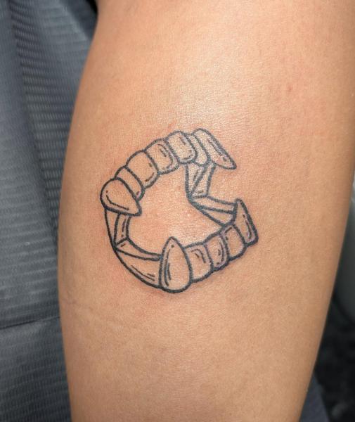 Linework fangs tattoo by @cheyenne_hertz_tattoos